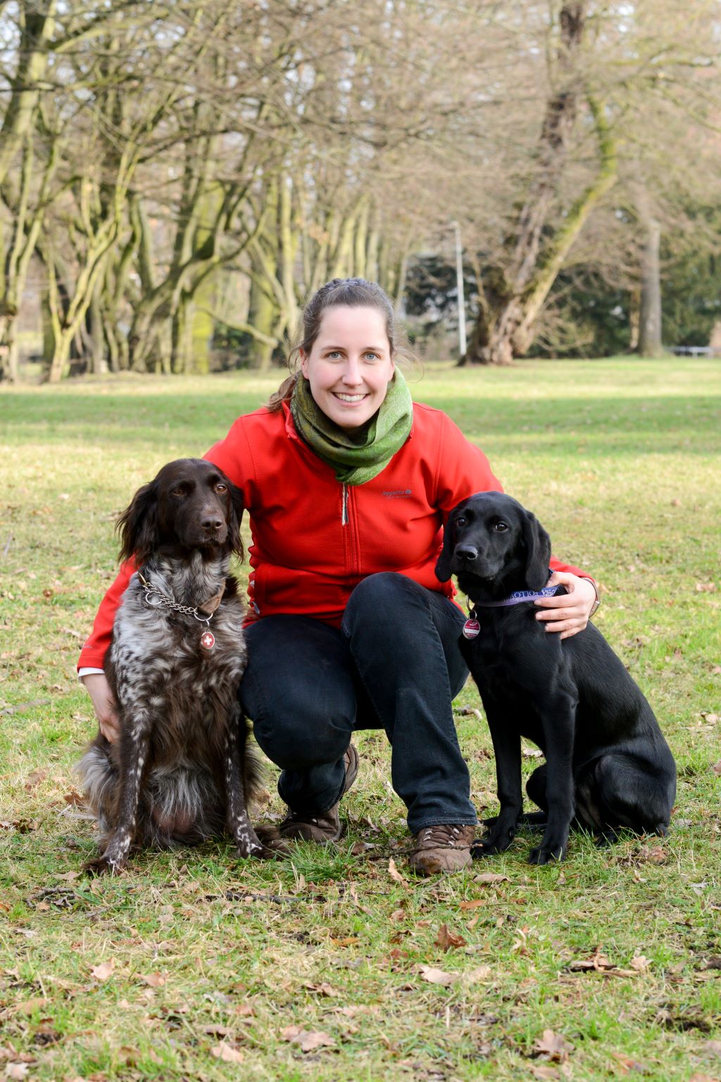 Dana Schneider-Blank mit ihren beiden Gehölzpathogenspürhunden Bayala und Aisis